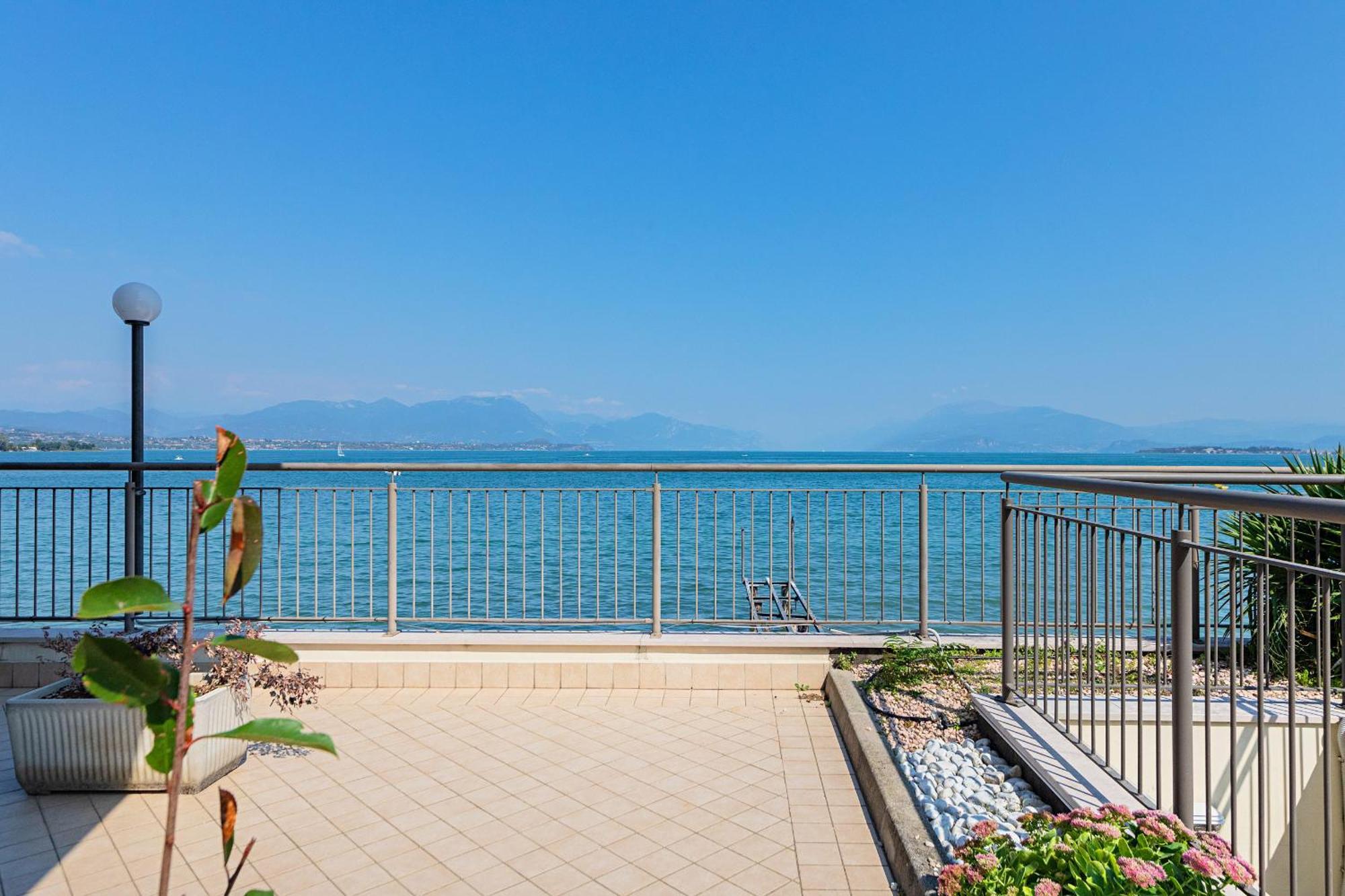 Residenza Miralago By Wonderful Italy Desenzano del Garda Bagian luar foto