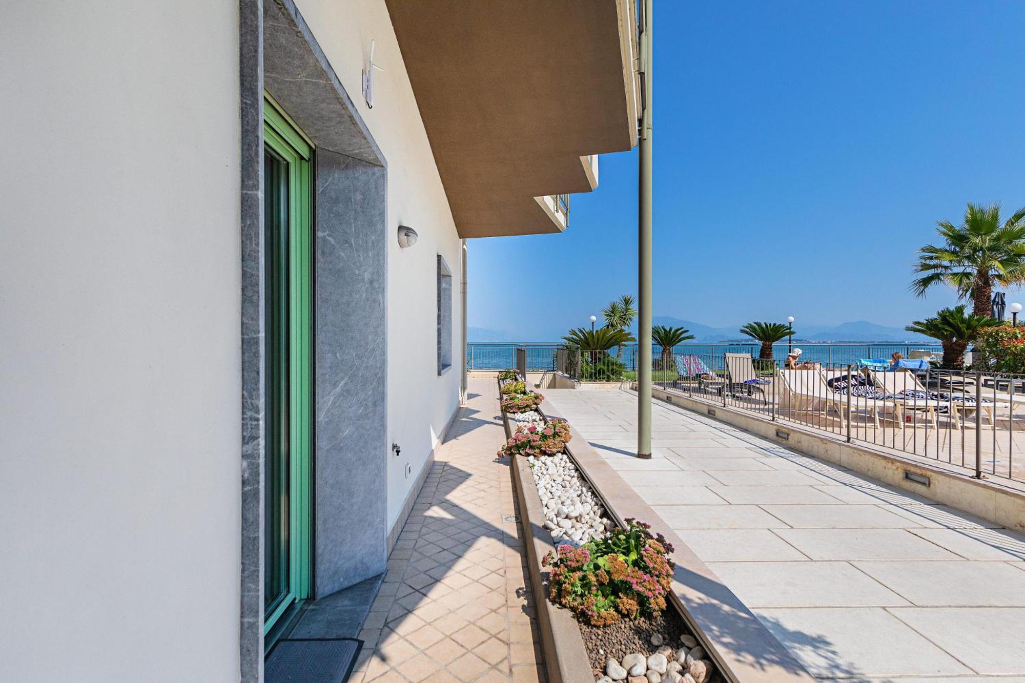 Residenza Miralago By Wonderful Italy Desenzano del Garda Bagian luar foto