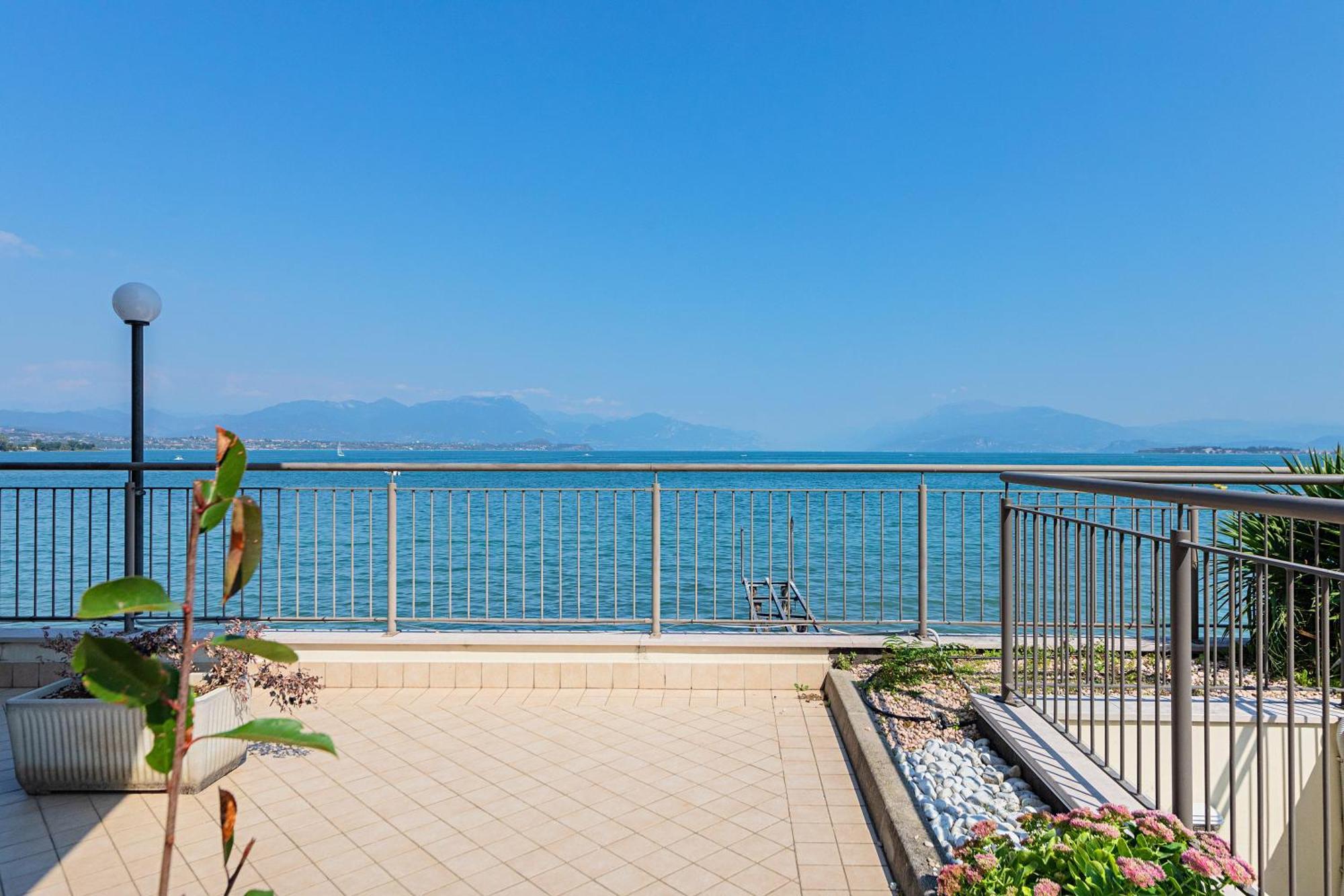 Residenza Miralago By Wonderful Italy Desenzano del Garda Bagian luar foto